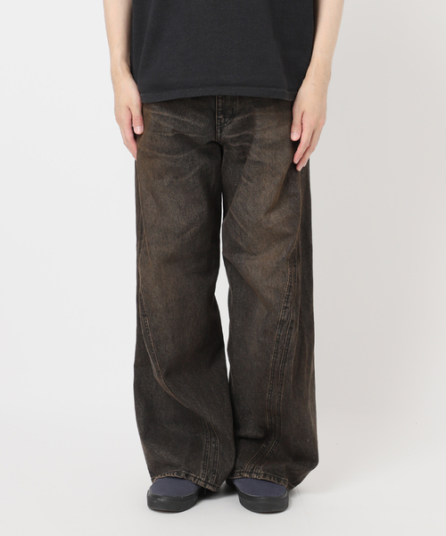 WISM(ウィズム)の「NVRFRGT / ネヴァーフォーゲット 3D TWISTED WIDE LEG JEANS MUD(デニムパンツ・メンズ・ライトブルー/ブラック系その他・1/2/3)」の5枚目の写真