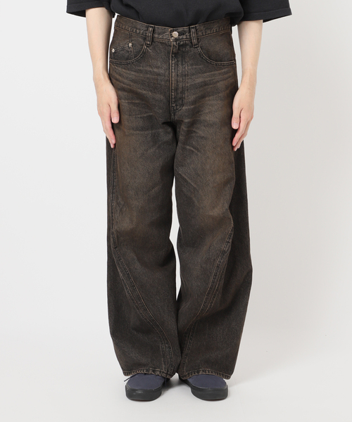 WISM(ウィズム)の「NVRFRGT / ネヴァーフォーゲット 3D TWISTED WIDE LEG JEANS MUD(デニムパンツ・メンズ・ライトブルー/ブラック系その他・1/2/3)」の6枚目の写真
