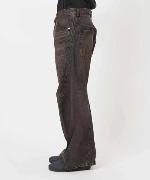 WISM(ウィズム)の「NVRFRGT / ネヴァーフォーゲット 3D TWISTED WIDE LEG JEANS MUD(デニムパンツ・メンズ・ライトブルー/ブラック系その他・1/2/3)」の7枚目の写真