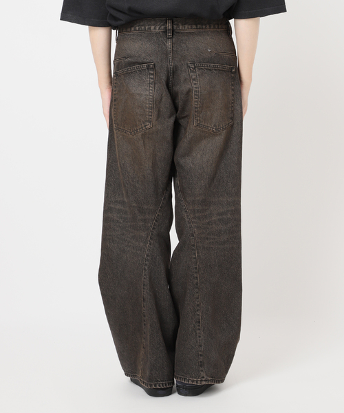 WISM(ウィズム)の「NVRFRGT / ネヴァーフォーゲット 3D TWISTED WIDE LEG JEANS MUD(デニムパンツ・メンズ・ライトブルー/ブラック系その他・1/2/3)」の8枚目の写真