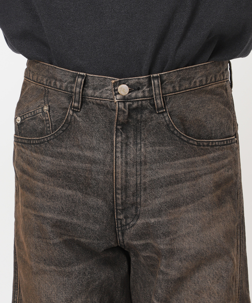 WISM(ウィズム)の「NVRFRGT / ネヴァーフォーゲット 3D TWISTED WIDE LEG JEANS MUD(デニムパンツ・メンズ・ライトブルー/ブラック系その他・1/2/3)」の10枚目の写真