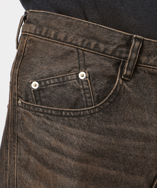 WISM(ウィズム)の「NVRFRGT / ネヴァーフォーゲット 3D TWISTED WIDE LEG JEANS MUD(デニムパンツ・メンズ・ライトブルー/ブラック系その他・1/2/3)」の14枚目の写真