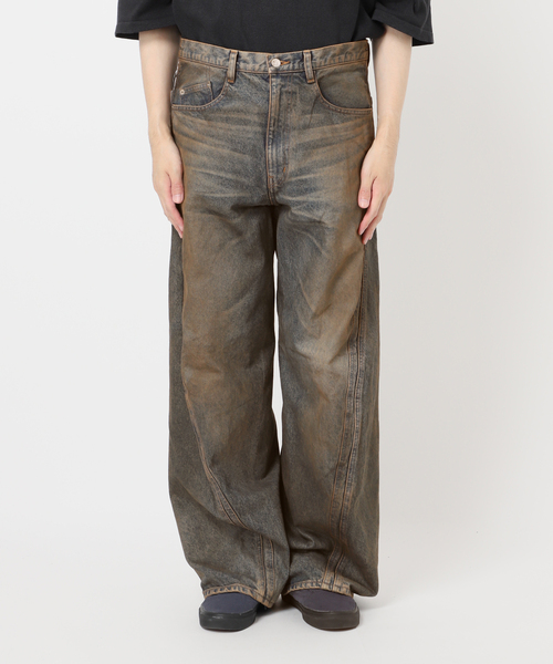 WISM(ウィズム)の「NVRFRGT / ネヴァーフォーゲット 3D TWISTED WIDE LEG JEANS MUD(デニムパンツ・メンズ・ライトブルー/ブラック系その他・1/2/3)」の20枚目の写真