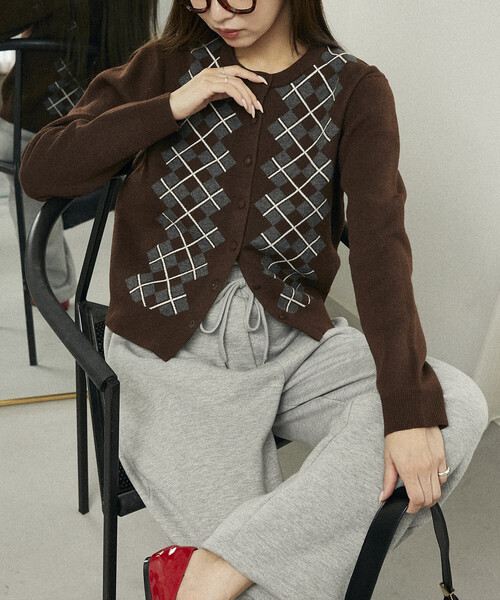 PUBLUX（パブリュクス）の「PUBLUX/パブリュクス アーガイル柄 ジャガード ニットカーデ　限定展開（カーディガン/ボレロ・レディース・ブラウン/ブラック/グレー・ﾌﾘ-）」の3枚目の写真