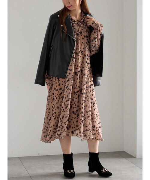 Te chichi(テチチ)の「フラワーシフォンフリルネックドレス(ワンピース・レディース・ブラック/ベージュ・F)」の4枚目の写真
