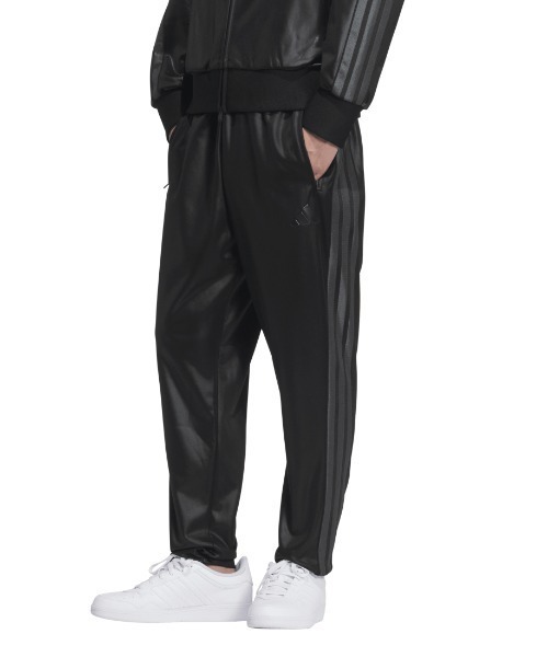 adidas（アディダス）の「アディダス adidas Staygoldレギュラーフィット フルレングス オープンヘム トラックパンツ（その他パンツ・メンズ・ブラック×ブラック/ホワイト×ゴールド/ブラック×ゴールド・S/M/L/LL/3L）」の2枚目の写真