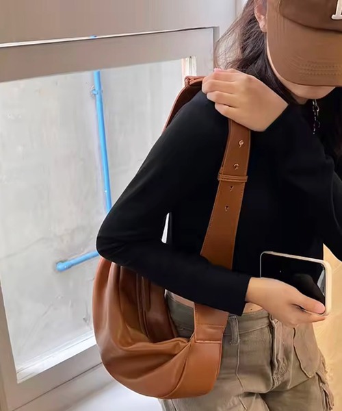 enlit(エンリット)の「【 enlit 】 ソフト ワンショルダー ボディーバッグ / ショルダーバッグ(ショルダーバッグ・レディース・アイボリー/ブラック/アッシュブラウン/ブラウン・FREE)」の4枚目の写真
