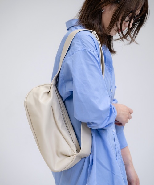 enlit(エンリット)の「【 enlit 】 ソフト ワンショルダー ボディーバッグ / ショルダーバッグ(ショルダーバッグ・レディース・アイボリー/ブラック/アッシュブラウン/ブラウン・FREE)」の2枚目の写真