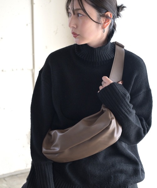 enlit(エンリット)の「【 enlit 】 ソフト ワンショルダー ボディーバッグ / ショルダーバッグ(ショルダーバッグ・レディース・アイボリー/ブラック/アッシュブラウン/ブラウン・FREE)」の16枚目の写真