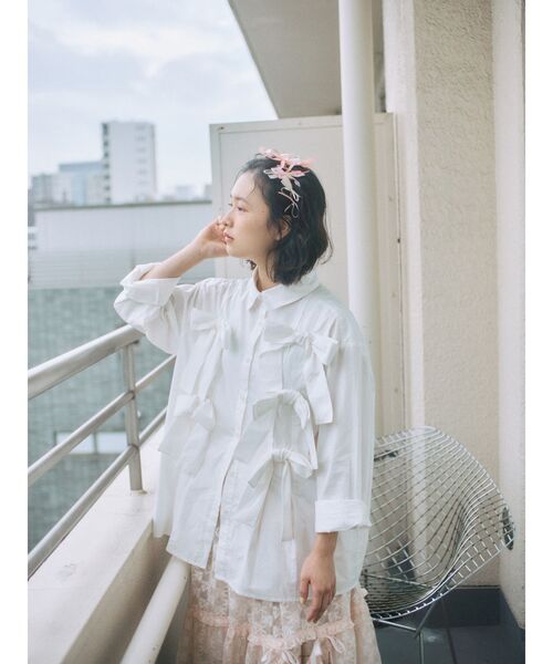 merry jenny(メリージェニー)の「bon bon ribbon shirt(シャツ/ブラウス・レディース・その他1/オフホワイト/ピンク・FREE)」の4枚目の写真