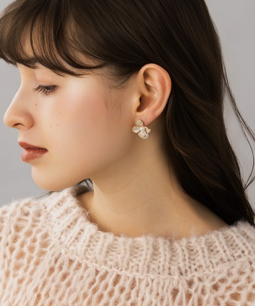 LA MUe(ラミュー)の「【LA MUE】パール×フラワー ドロップピアス(ピアス(両耳用)・レディース・シルバー/ゴールド・FREE)」の5枚目の写真
