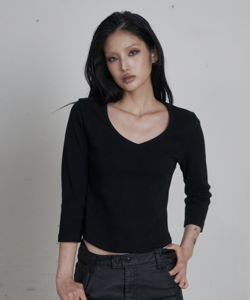 CURETTY(キュリティ)の「C 90S LINE V-NECK T-SHIRT_BLACK(Tシャツ/カットソー・レディース・ブラック・SMALL/FREE)」の3枚目の写真