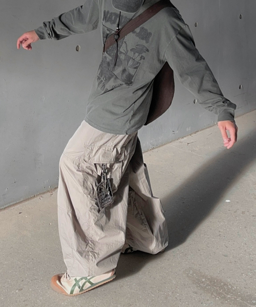 eastserviceshop(イーストサービスショップ)の「Maximal Ballon Cargo Pants - D/Beige(その他パンツ・レディース・その他・46/48/50)」の1枚目の写真