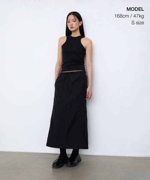 MUSINSA STANDARD WOMAN（ムシンサスタンダードウーマン）の「ウィメンズナイロンバンディングロングスカート[ブラック]（スカート・レディース・その他・SMALL/X-SMALL/MEDIUM/LARGE）」の4枚目の写真