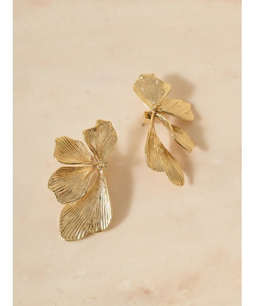 SNIDEL(スナイデル)の「ブルームピアス(ピアス(両耳用)・レディース・アイボリー/ゴールド・F)」の2枚目の写真