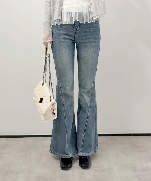 aimoha(アイモハ)の「ウォッシュデニムフレアパンツ(デニムパンツ・レディース・ライトブルー/インディゴブルー・L/M/S)」の8枚目の写真