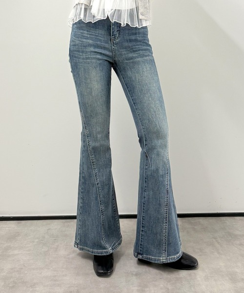 aimoha(アイモハ)の「ウォッシュデニムフレアパンツ(デニムパンツ・レディース・ライトブルー/インディゴブルー・L/M/S)」の3枚目の写真