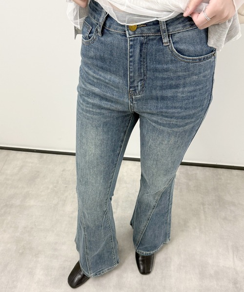 aimoha(アイモハ)の「ウォッシュデニムフレアパンツ(デニムパンツ・レディース・ライトブルー/インディゴブルー・L/M/S)」の11枚目の写真