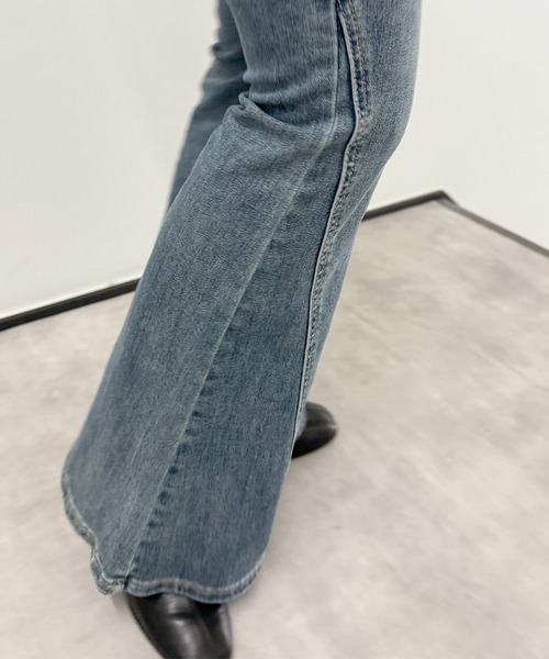 aimoha(アイモハ)の「ウォッシュデニムフレアパンツ(デニムパンツ・レディース・ライトブルー/インディゴブルー・L/M/S)」の12枚目の写真