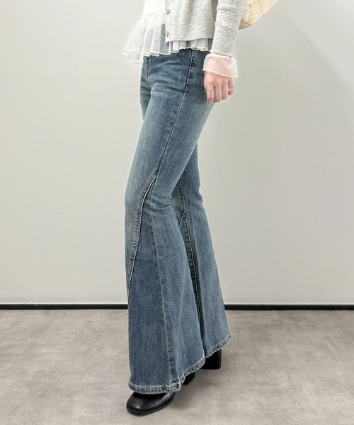 aimoha(アイモハ)の「ウォッシュデニムフレアパンツ(デニムパンツ・レディース・ライトブルー/インディゴブルー・L/M/S)」の6枚目の写真