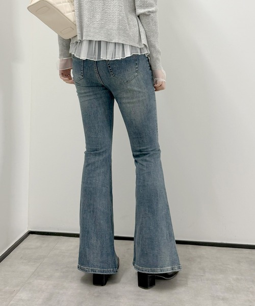 aimoha(アイモハ)の「ウォッシュデニムフレアパンツ(デニムパンツ・レディース・ライトブルー/インディゴブルー・L/M/S)」の7枚目の写真
