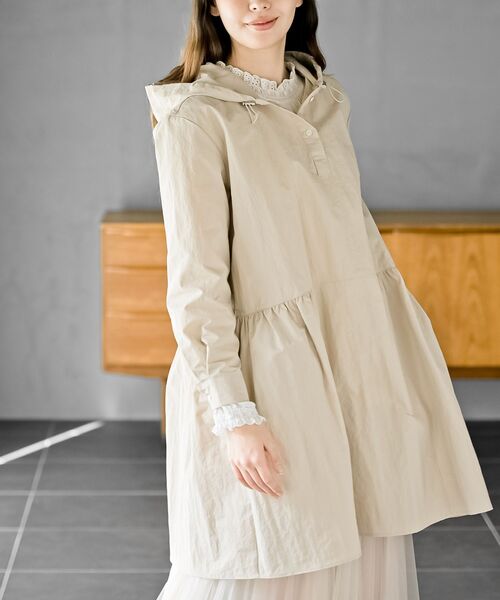 rps(アールピーエス)の「ナイロンフードワンピース(ワンピース・レディース・ベージュ/ネイビー/ライトカーキ・フリー)」の2枚目の写真