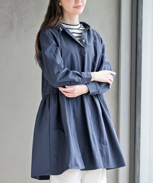 rps(アールピーエス)の「ナイロンフードワンピース(ワンピース・レディース・ベージュ/ネイビー/ライトカーキ・フリー)」の1枚目の写真