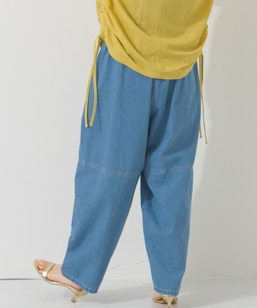 OMNES（オムネス）の「ウォッシュ加工切替バレルレッグデニムパンツ（デニムパンツ・レディース・ブルー/ライトブルー/インディゴブルー・MEDIUM/LARGE）」の2枚目の写真