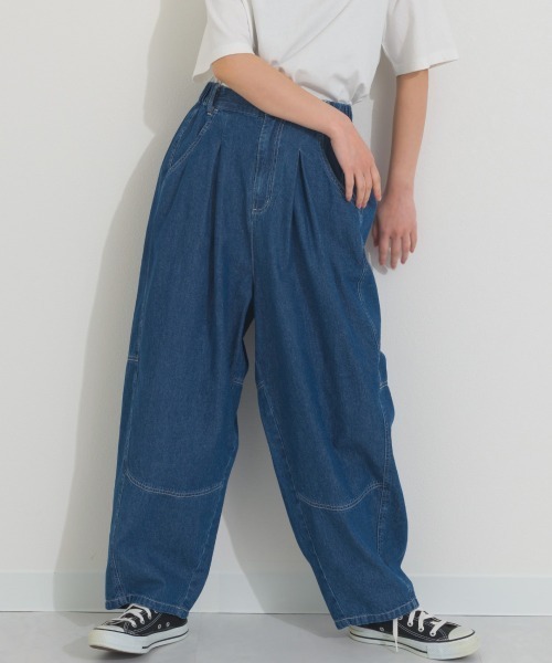 OMNES（オムネス）の「ウォッシュ加工切替バレルレッグデニムパンツ（デニムパンツ・レディース・ブルー/ライトブルー/インディゴブルー・MEDIUM/LARGE）」の9枚目の写真