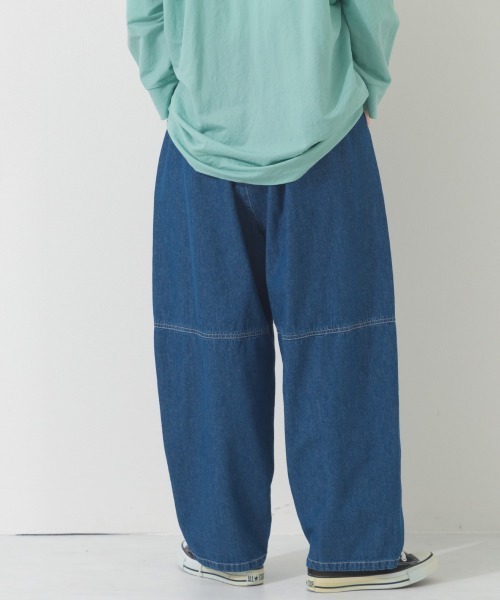 OMNES（オムネス）の「ウォッシュ加工切替バレルレッグデニムパンツ（デニムパンツ・レディース・ブルー/ライトブルー/インディゴブルー・MEDIUM/LARGE）」の11枚目の写真