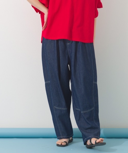 OMNES（オムネス）の「ウォッシュ加工切替バレルレッグデニムパンツ（デニムパンツ・レディース・ブルー/ライトブルー/インディゴブルー・MEDIUM/LARGE）」の14枚目の写真