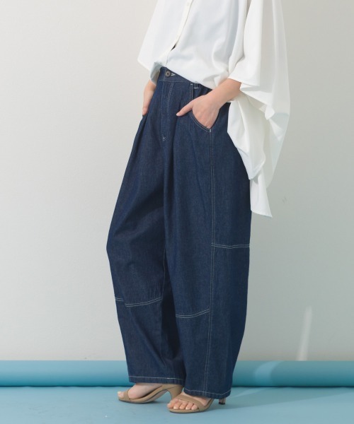 OMNES（オムネス）の「ウォッシュ加工切替バレルレッグデニムパンツ（デニムパンツ・レディース・ブルー/ライトブルー/インディゴブルー・MEDIUM/LARGE）」の15枚目の写真