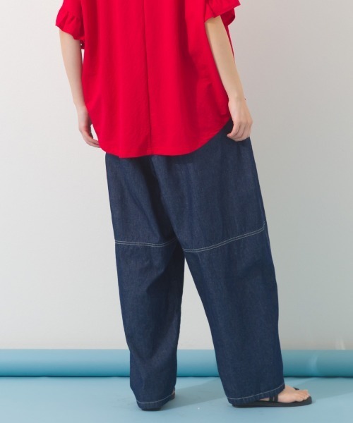 OMNES（オムネス）の「ウォッシュ加工切替バレルレッグデニムパンツ（デニムパンツ・レディース・ブルー/ライトブルー/インディゴブルー・MEDIUM/LARGE）」の16枚目の写真