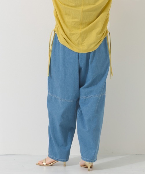 OMNES（オムネス）の「ウォッシュ加工切替バレルレッグデニムパンツ（デニムパンツ・レディース・ブルー/ライトブルー/インディゴブルー・MEDIUM/LARGE）」の6枚目の写真