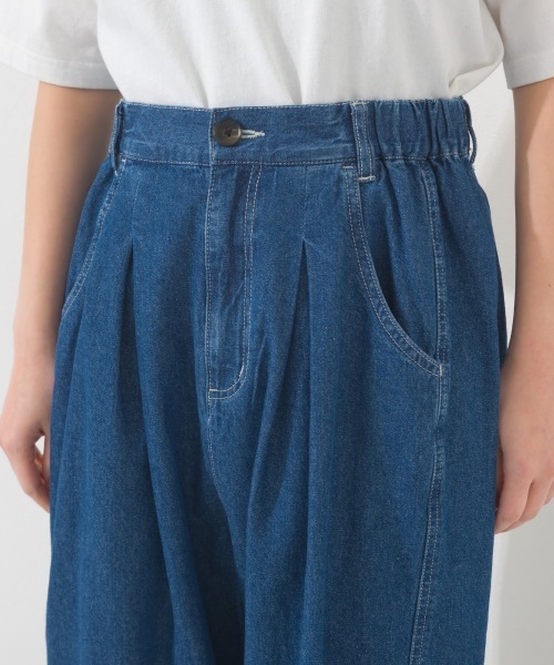OMNES（オムネス）の「ウォッシュ加工切替バレルレッグデニムパンツ（デニムパンツ・レディース・ブルー/ライトブルー/インディゴブルー・MEDIUM/LARGE）」の19枚目の写真