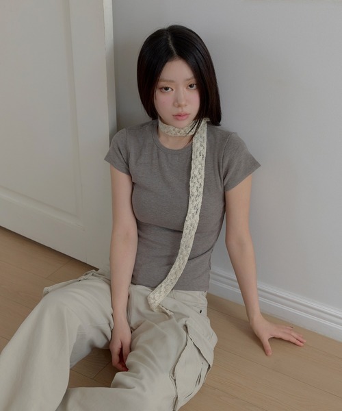 UNE MANSION(ユヌマンション)の「【しっかりとした生地感】【ポイントとなる豊富な5カラー】スリムラインフィットベーシック半そでカットソー(Tシャツ/カットソー・レディース・グレー/ホワイト/レッド/ブラック/ブラウン・FREE)」の3枚目の写真