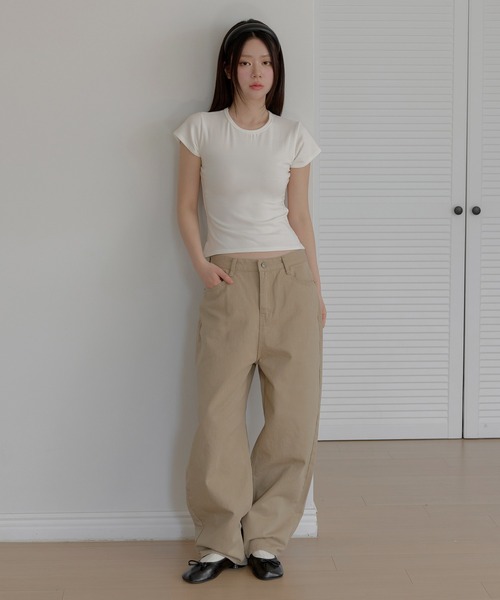 UNE MANSION(ユヌマンション)の「【しっかりとした生地感】【ポイントとなる豊富な5カラー】スリムラインフィットベーシック半そでカットソー(Tシャツ/カットソー・レディース・グレー/ホワイト/レッド/ブラック/ブラウン・FREE)」の6枚目の写真