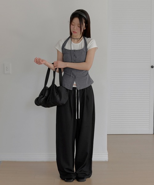 UNE MANSION(ユヌマンション)の「【しっかりとした生地感】【ポイントとなる豊富な5カラー】スリムラインフィットベーシック半そでカットソー(Tシャツ/カットソー・レディース・グレー/ホワイト/レッド/ブラック/ブラウン・FREE)」の14枚目の写真