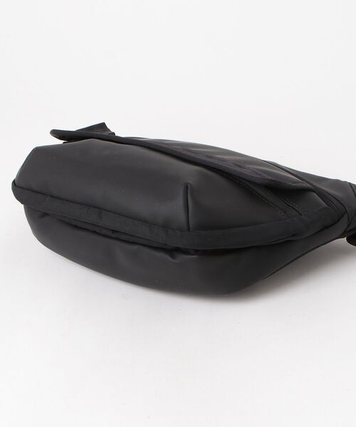 CHROME（クローム）の「［ CHROME / クローム ］BOT FLAP SLING 5L MABK_MATTE BLACK / ボット フラップ スリング 5リットル マット ブラック 耐水 5L ボディバッグ（ボディバッグ/ウエストポーチ・メンズ・ブラック系その他・FREE）」の10枚目の写真