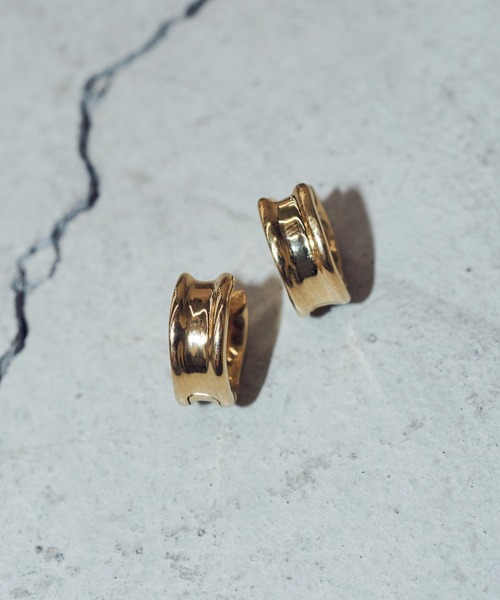 GOLDY(ゴールディ)の「【金属アレルギー軽減】ミニ デント フープ ワンタッチ ステンレス ピアス(ピアス(両耳用)・レディース・シルバー/ゴールド・FREE)」の2枚目の写真