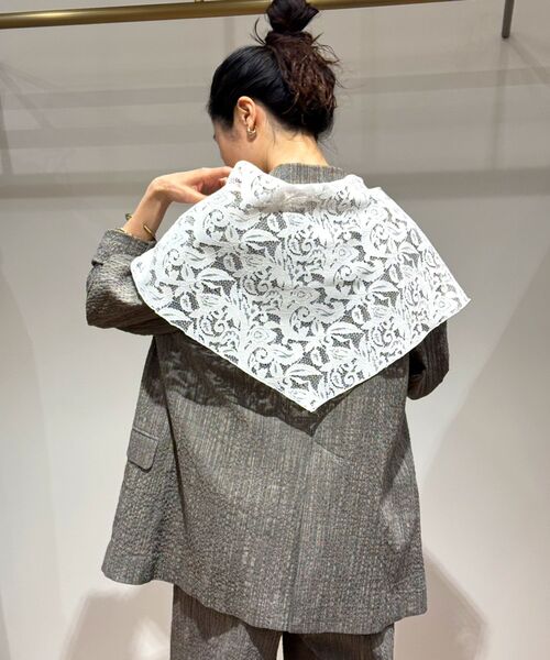 le.coeur blanc（ルクールブラン）の「フラワーレース三角ストール（ストール/ショール・レディース・オフホワイト・FREE）」の10枚目の写真