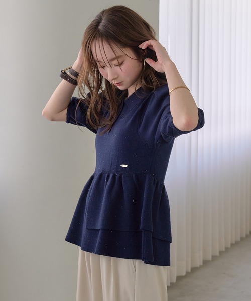 mideal(マイディール)の「sequin peplum polo knit / スパンコールペプラムポロニット(ニット/セーター・レディース・ベージュ/ネイビー/ブルーグリーン/スモークピンク・FREE)」の1枚目の写真