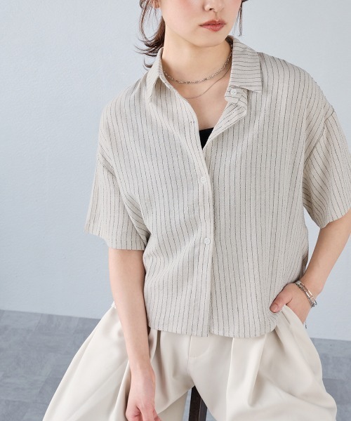 murea(ミュレア)の「フロントショート丈ストライプ半袖シャツ(シャツ/ブラウス・レディース・ベージュ/ブラック/ホワイト・FREE)」の1枚目の写真