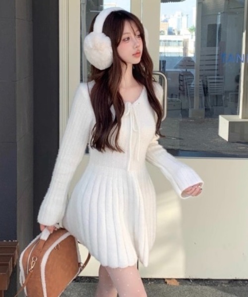 Alvia(アルビア)の「シャギーミニワンピース ふわふわフィット フレアニットワンピース(ワンピース・レディース・ホワイト・M)」の1枚目の写真