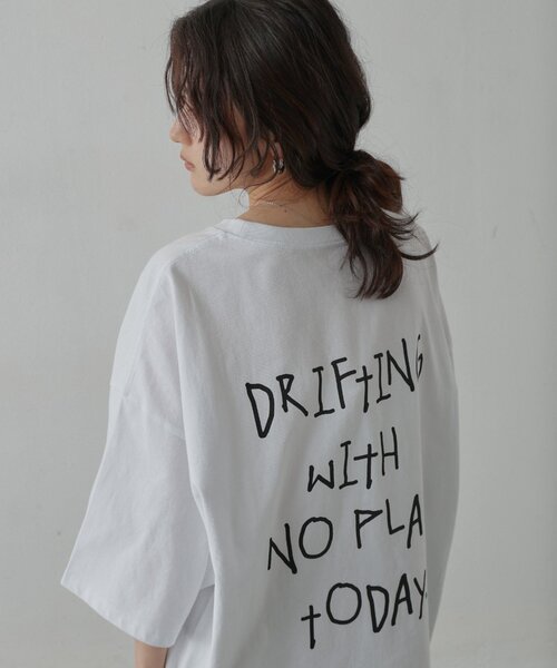 COLONY 2139(コロニートゥーワンスリーナイン)の「アソートグラフィックBIGTシャツ(Tシャツ/カットソー・レディース・グレー/ホワイト/ネイビー・FREE)」の2枚目の写真