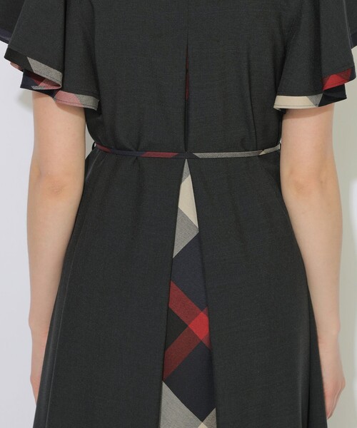 CB CRESTBRIDGE(シービークレストブリッジ)の「バックチェック切替ラッフルワンピース(ワンピース・レディース・ブラック/ピンク系その他2/ブルー系その他2・M/S)」の15枚目の写真