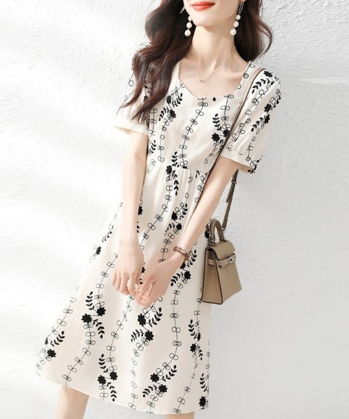 LUCPY(ラクピー)の「フラワー刺繍Vネックフレアワンピース(ワンピース・レディース・ホワイト・X-LARGE/LARGE/MEDIUM)」の1枚目の写真