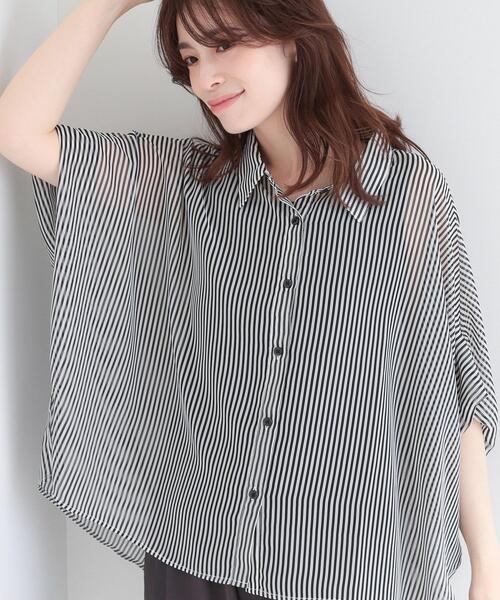 SHOO・LA・RUE(シューラルー)の「【洗濯機可/体型カバー】柄アソート ポンチョ風シアーシャツ(シャツ/ブラウス・レディース・アイボリー系6/ダークブラウン/ホワイト系5/スモーキーグリーン系・00)」の2枚目の写真