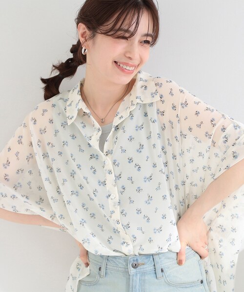 SHOO・LA・RUE(シューラルー)の「【洗濯機可/体型カバー】柄アソート ポンチョ風シアーシャツ(シャツ/ブラウス・レディース・アイボリー系6/ダークブラウン/ホワイト系5/スモーキーグリーン系・00)」の4枚目の写真