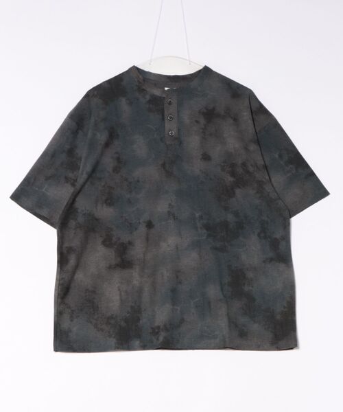 Revo.(レボ)の「Revo. フェード ダメージ加工 ヘンリーネック 半袖Tシャツ(Tシャツ/カットソー・メンズ・ブラック/ブラウン/サックスブルー・2/1)」の2枚目の写真